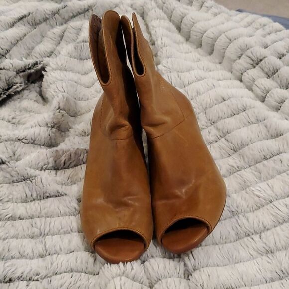 Beautiful light tan open toe BCBG booties - Picture 1 of 7